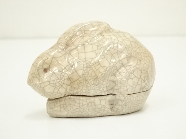  楽吉造　貫入兎香合（共箱）